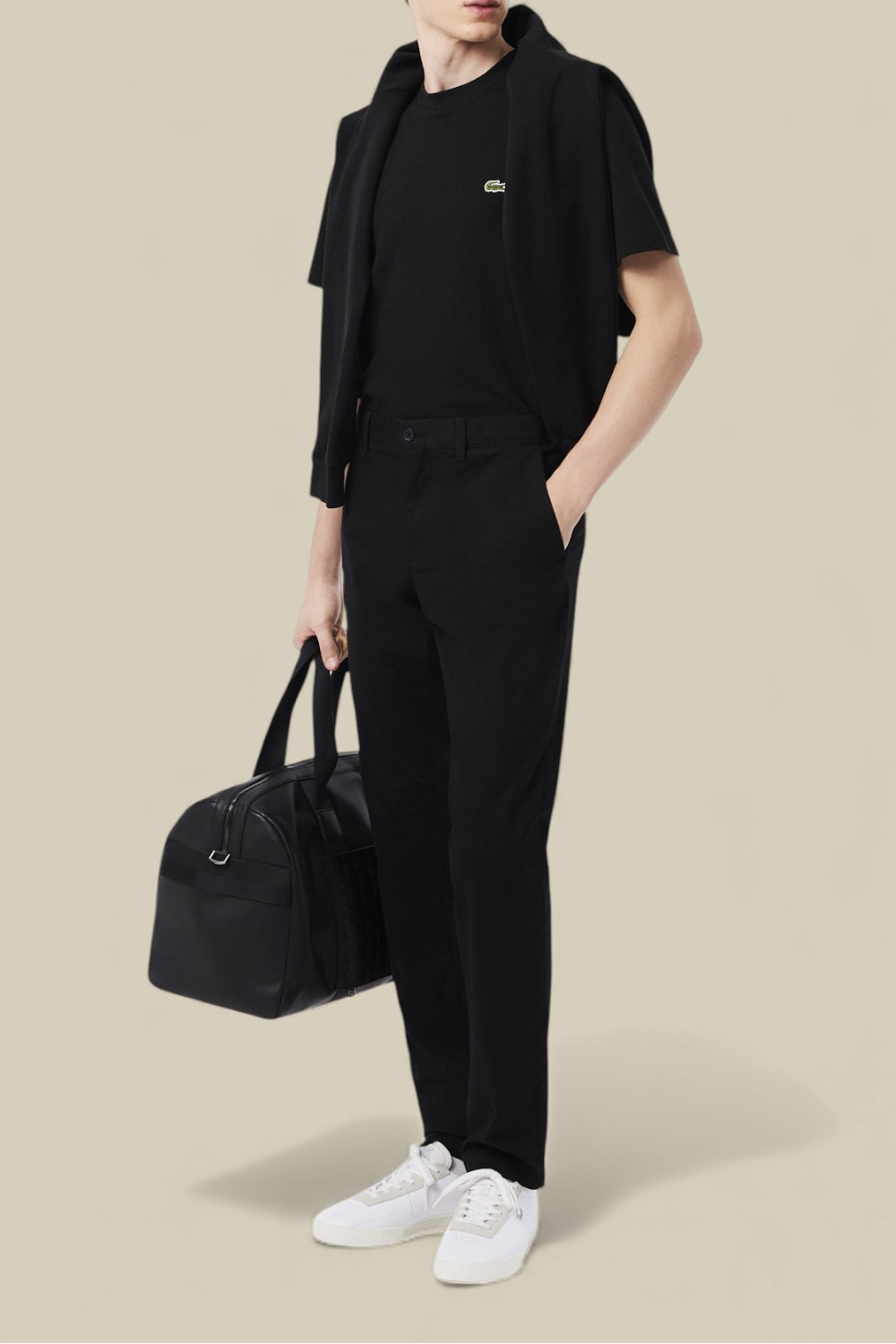 תמונת כל הלוק של חולצת טי